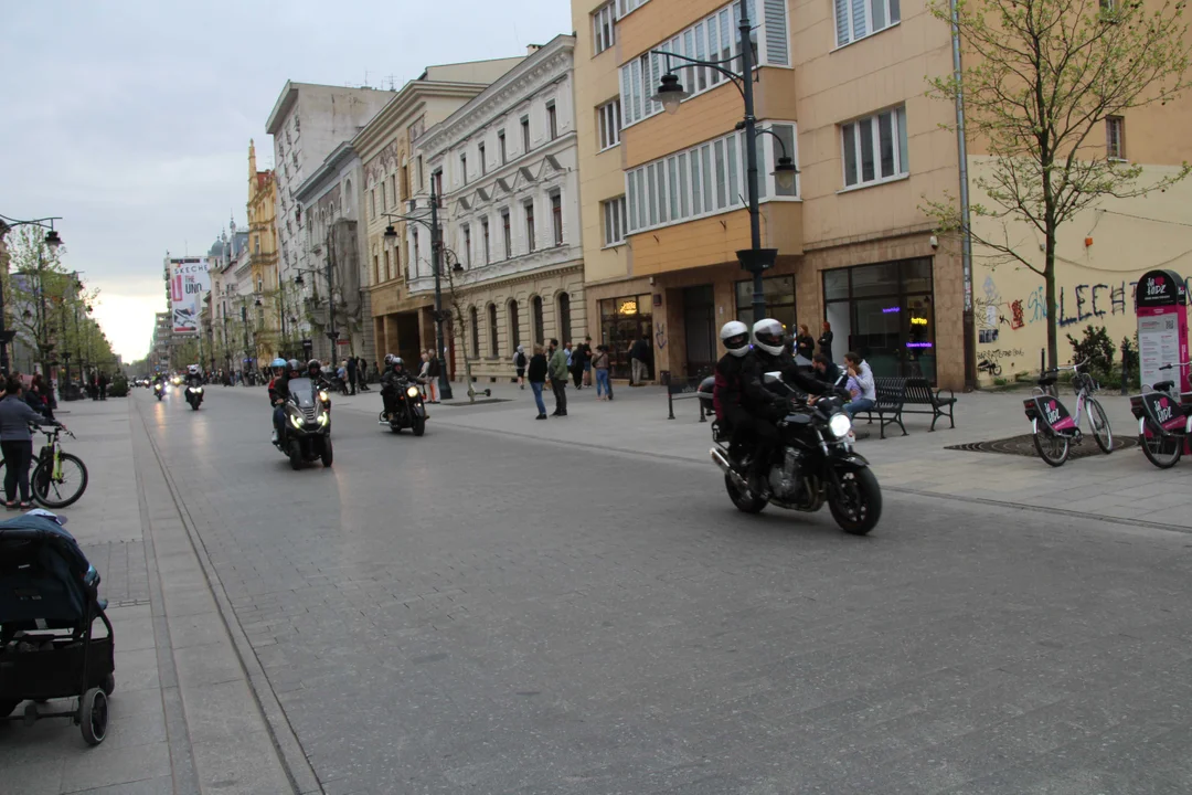 Wielka parada motocyklowa na ulicy Piotrkowskiej w Łodzi