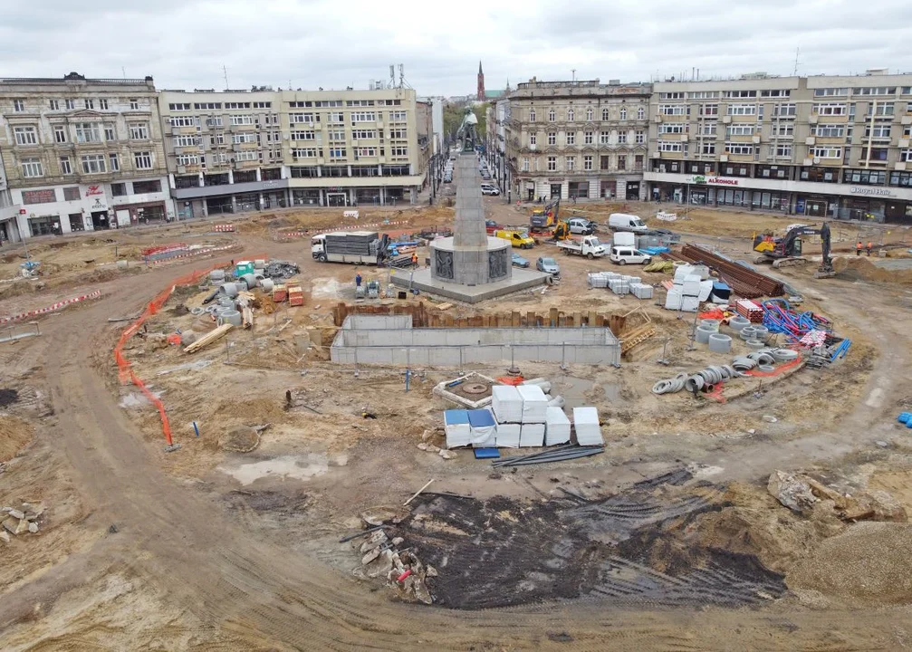 Miasto się chwali postępami na placu Wolności. Łodzianie pytają „ile lat jeszcze będzie remontowany”? [zdjęcia] - Zdjęcie główne