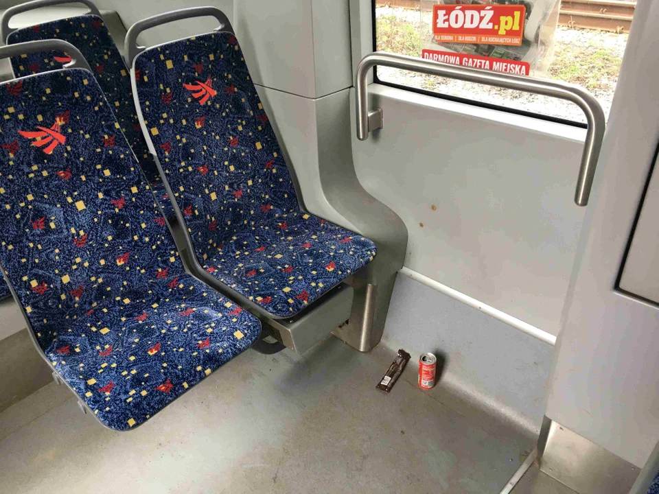 Zamiast do kosza, trafiają na podłogę - śmieci w łodzkich tramwajach.