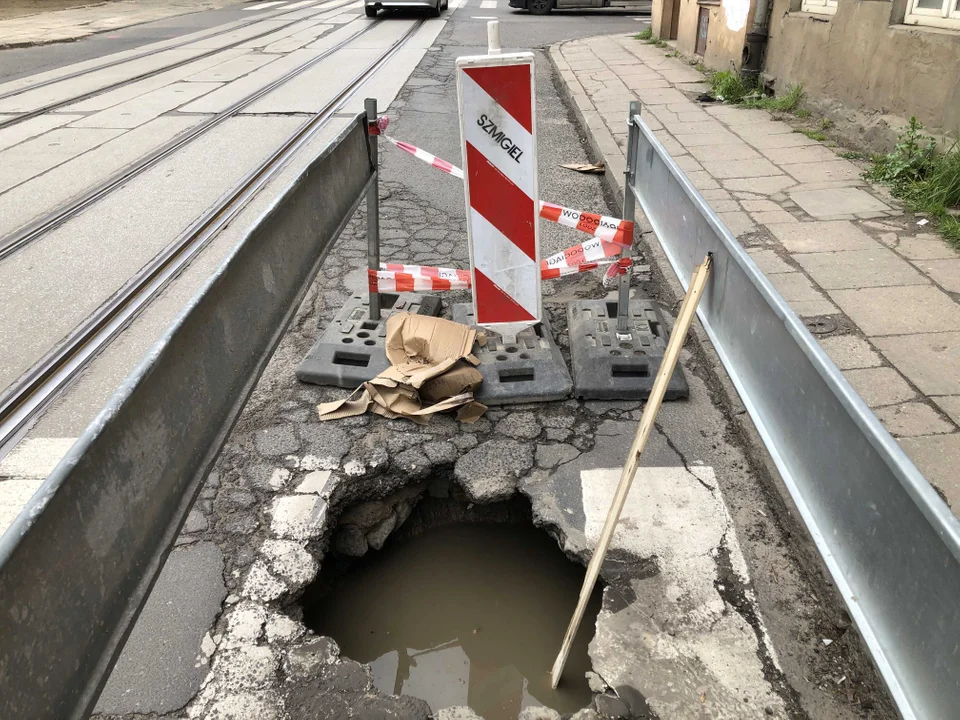 Zapadnięta jezdnia na ul. Franciszkańskiej w Łodzi