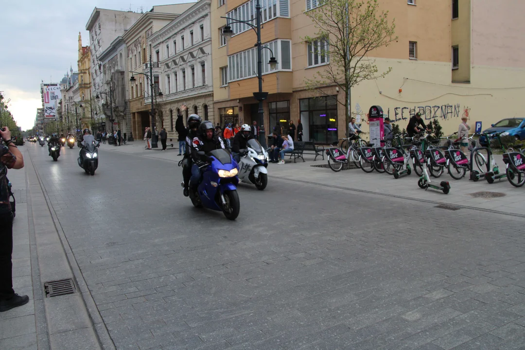 Wielka parada motocyklowa na ulicy Piotrkowskiej w Łodzi