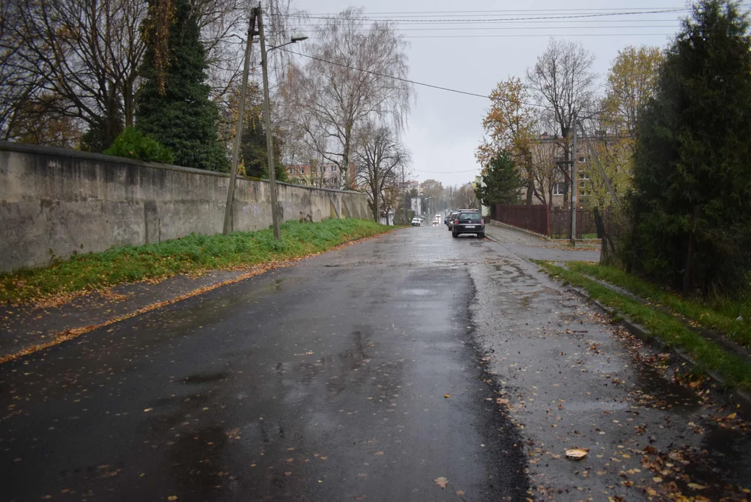 Fragment asfaltu na środku drogi w Zgierzu. Mieszkańcy zdezorientowani [ZDJĘCIA] - Zdjęcie główne