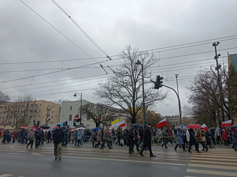 Marsz papieski w Łodzi. Setki łodzian ruszyło ulicami miasta [zdjęcia]