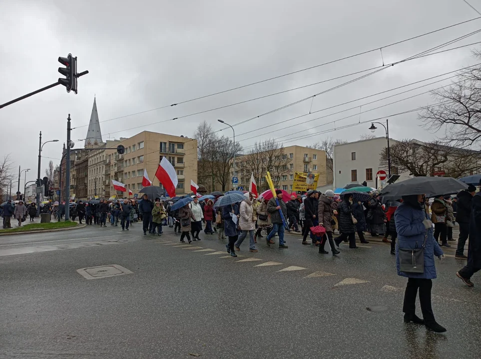 Marsz papieski w Łodzi. Setki łodzian ruszyło ulicami miasta [zdjęcia]