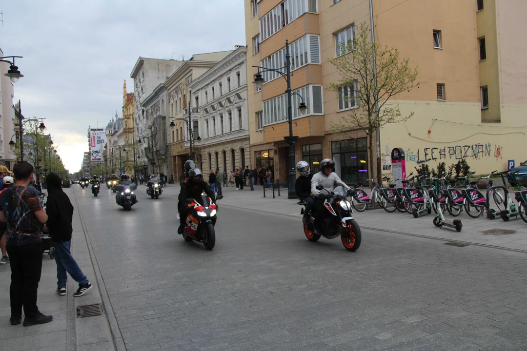 Wielka parada motocyklowa na ulicy Piotrkowskiej w Łodzi