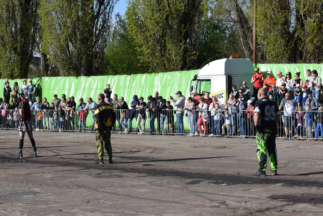 Giganty na czterech kołach zrobiły duże show! Widowiskowy pokaz monster trucków