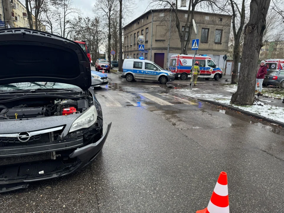 Wypadek w Łódzkiem. W Pabianicach zderzyły się samochód osobowy i pojazd transportu medycznego, 03.01.2024 r.