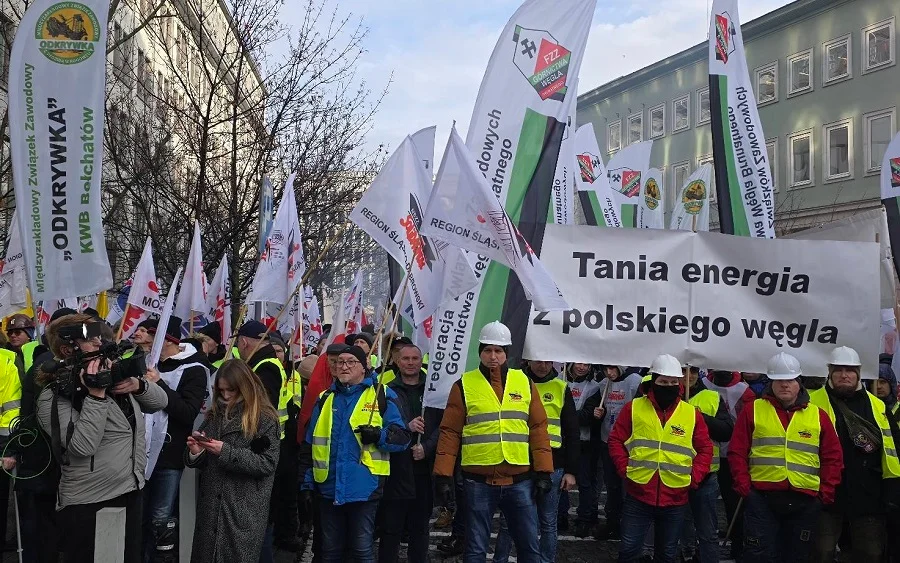 Protestowali pod siedzibą PGE. Obawiają się likwidacji tysięcy miejsc pracy - Zdjęcie główne