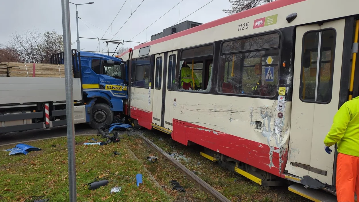 Zderzenie ciężarówki z tramwajem na Kartuskiej - Zdjęcie główne