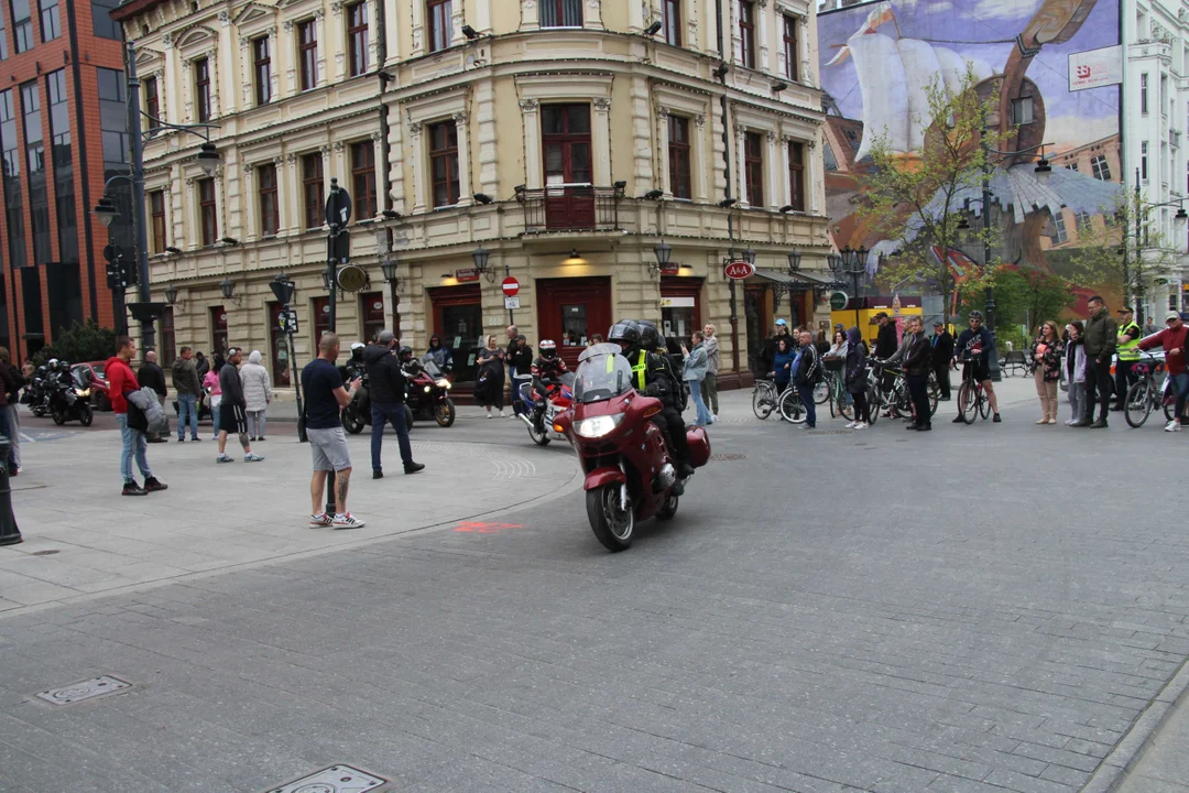 Wielka parada motocyklowa na ulicy Piotrkowskiej w Łodzi