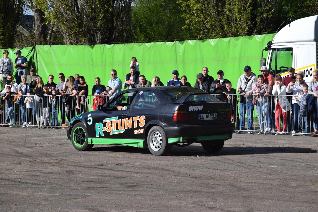 Giganty na czterech kołach zrobiły duże show! Widowiskowy pokaz monster trucków