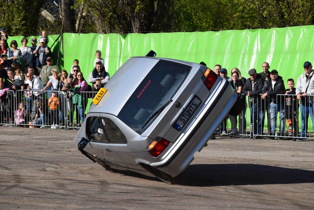 Giganty na czterech kołach zrobiły duże show! Widowiskowy pokaz monster trucków