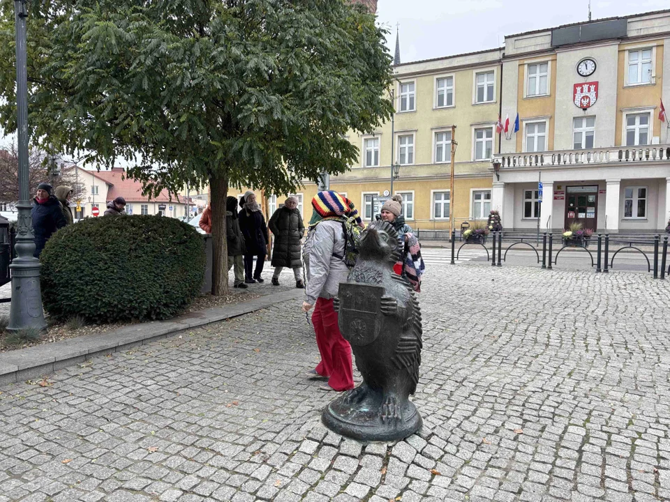 Pomnik w centrum miasta udekorowany przez grupę „Zamontanki”