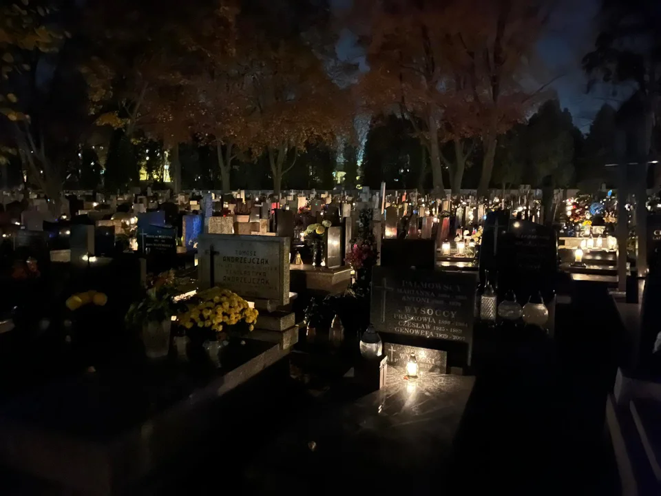 Cmentarz Piotra Skargi w Zgierzu nocą wygląda wyjątkowo. Takie widoki tylko przed Dniem Wszystkich Świętych.