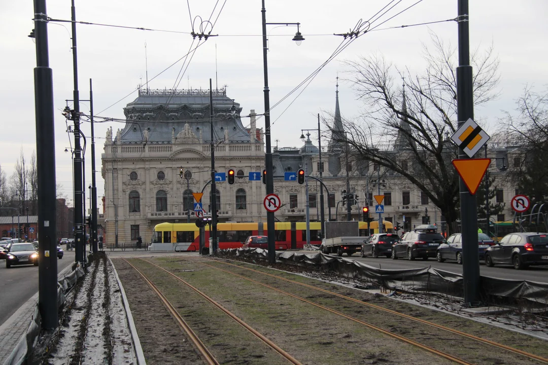 Przystanki na Bulwarach Północnych gotowe na powrót tramwajów MPK Łódź? Teoretycznie tak, ale w praktyce brakuje najważniejszych elementów [ZDJĘCIA] - Zdjęcie główne