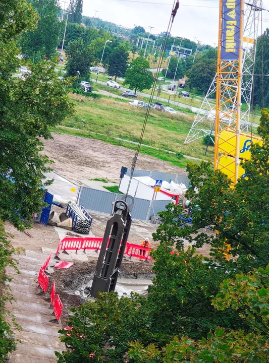 Budują imvpod oknami dzień i noc