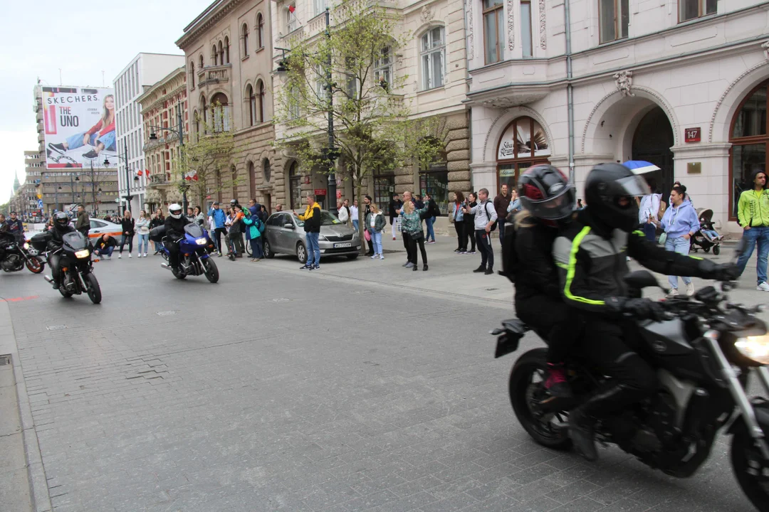 Wielka parada motocyklowa na ulicy Piotrkowskiej w Łodzi