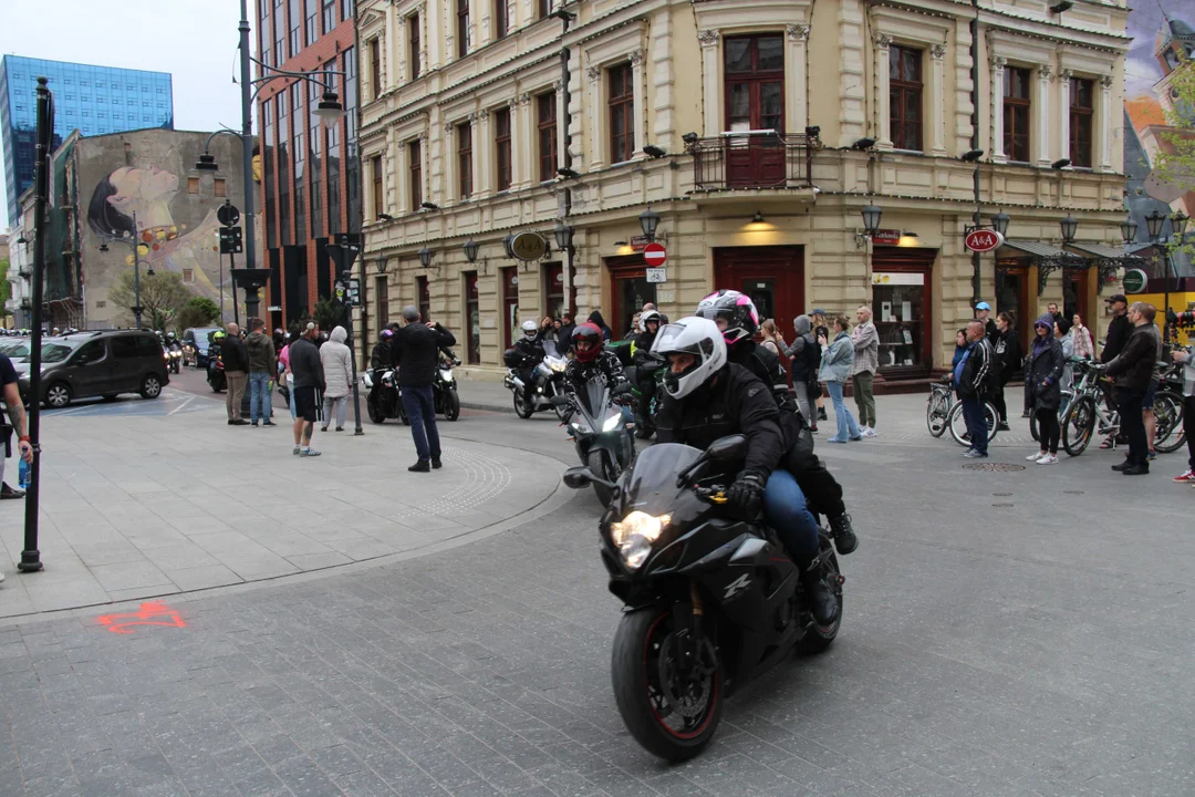 Wielka parada motocyklowa na ulicy Piotrkowskiej w Łodzi