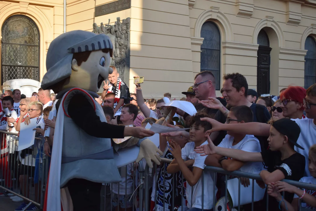 Prezentacja drużyny ŁKS-u na placu Wolności