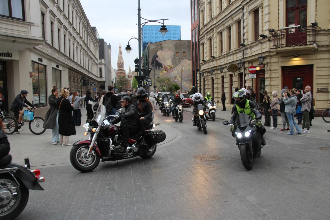 Wielka parada motocyklowa na ulicy Piotrkowskiej w Łodzi