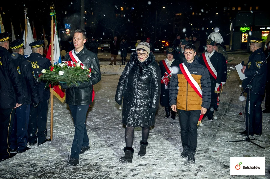 Uczcili pamięć ofiar stanu wojennego. Samorządowcy i mieszkańcy złożyli kwiaty pod pomnikiem [FOTO] - Zdjęcie główne