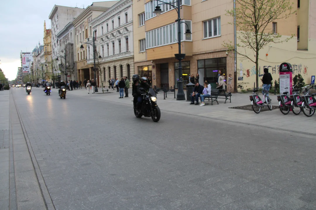 Wielka parada motocyklowa na ulicy Piotrkowskiej w Łodzi