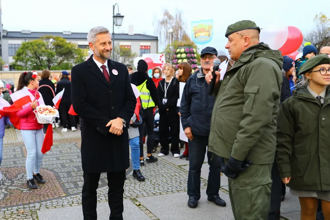 Pochody 11 listopada w Zgierzu. Mieszkańcy tłumnie uczestniczyli w uroczystościach Święta Niepodległości.