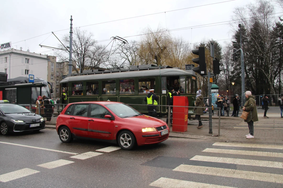 Zabytkowe tramwaje i autobusy jeżdżą po Łodzi