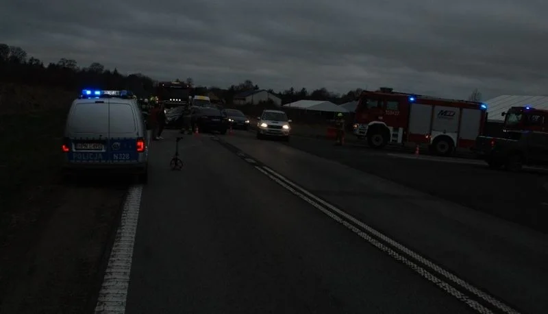 Wypadek na DK6 i natychmiastowa akcja służb. 2 osoby ranne