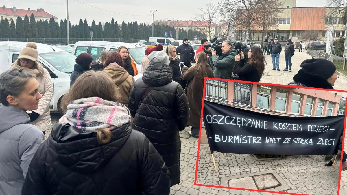 Emocje pod urzędem i protest rodziców. "To nielegalne zgromadzenie" - Zdjęcie główne