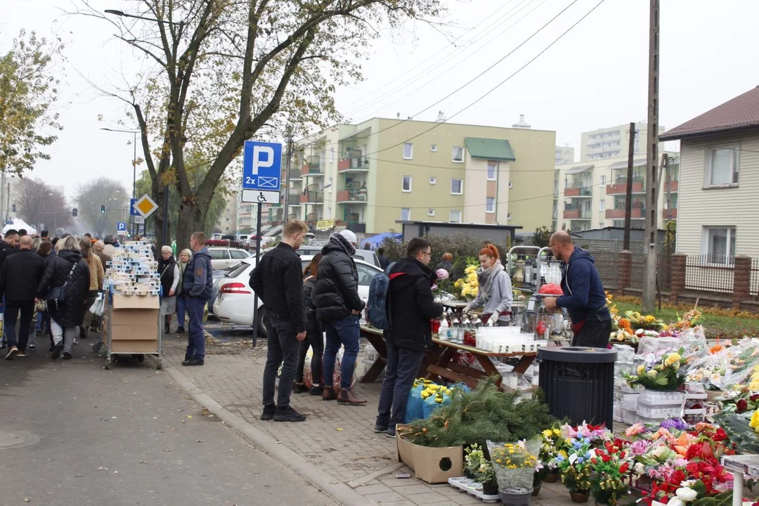 Tłumy łodzian na cmentarzu na Kurczakach