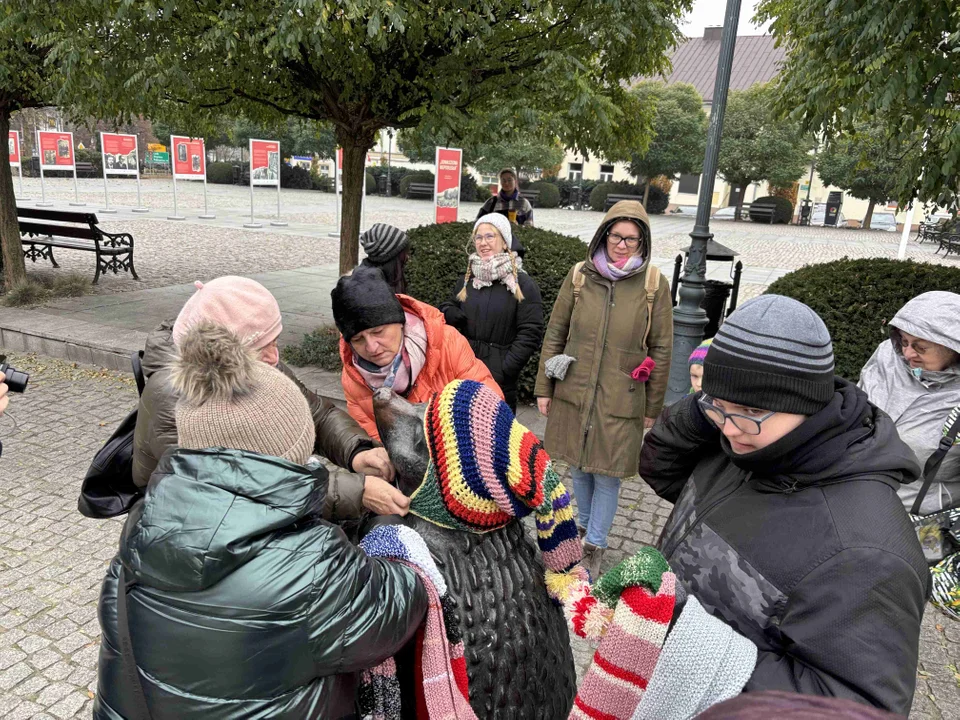 Pomnik w centrum miasta udekorowany przez grupę „Zamontanki”