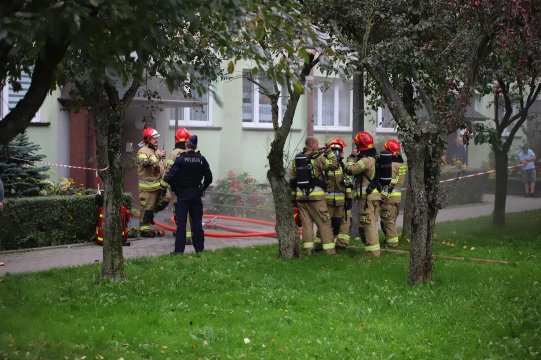 Trwa akcja gaśnicza w jednym z bloków w centrum Kutna. Doszło tam do pożaru w piwnicy