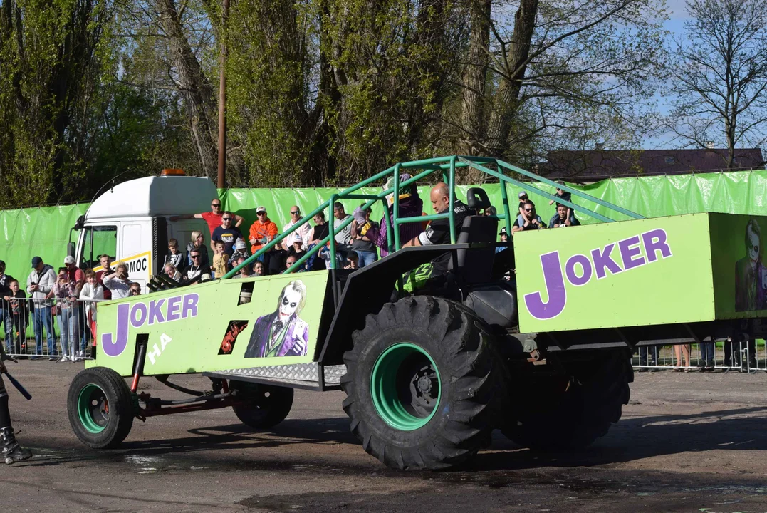 Giganty na czterech kołach zrobiły duże show! Widowiskowy pokaz monster trucków