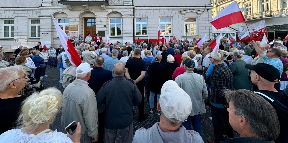 "Ruda wrona orła nie pokona"! Tak manifestowali w obronie księdza! [ZDJĘCIA] - Zdjęcie główne