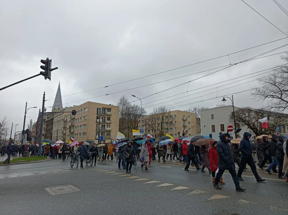 Marsz papieski w Łodzi. Setki łodzian ruszyło ulicami miasta [zdjęcia]