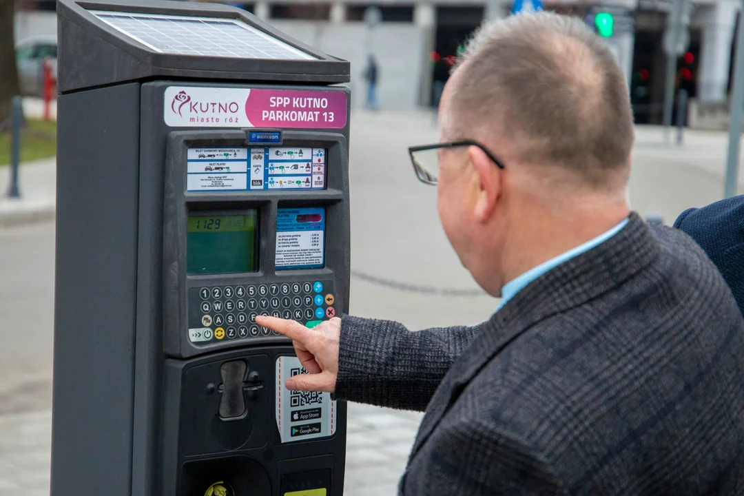 Parkowanie za połowę ceny, pierwsza godzina gratis. Sprawdź, jak korzystać z ulg parkingowych w Kutnie [FOTO/WIDEO] - Zdjęcie główne