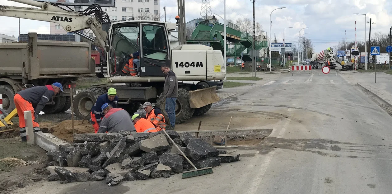 Praca wre na ważnym przejeździe. Tą drogą w weekend nie przejedziecie! [ZDJĘCIA] - Zdjęcie główne