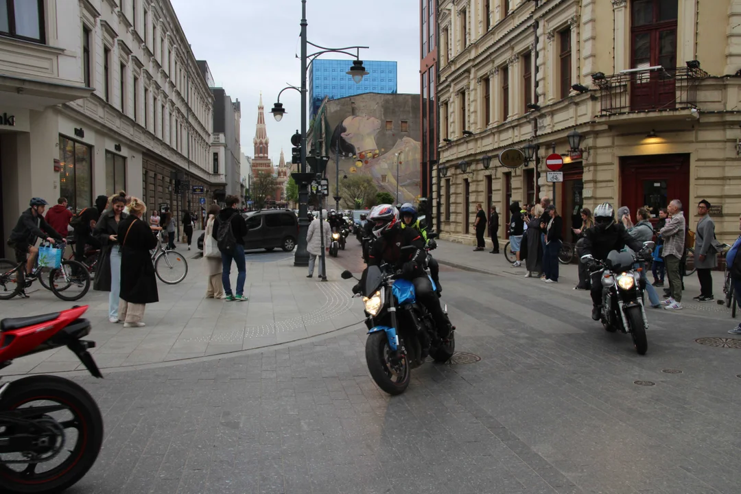 Wielka parada motocyklowa na ulicy Piotrkowskiej w Łodzi