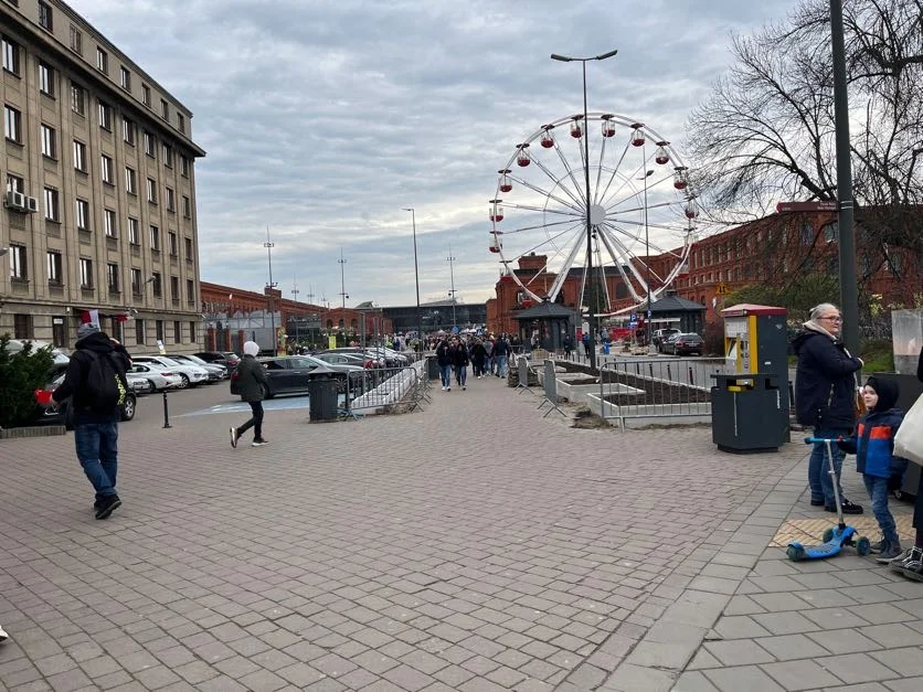 Obchody Święta Niepodległości w Łodzi na rynku Manufaktury