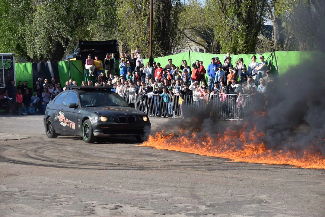 Giganty na czterech kołach zrobiły duże show! Widowiskowy pokaz monster trucków