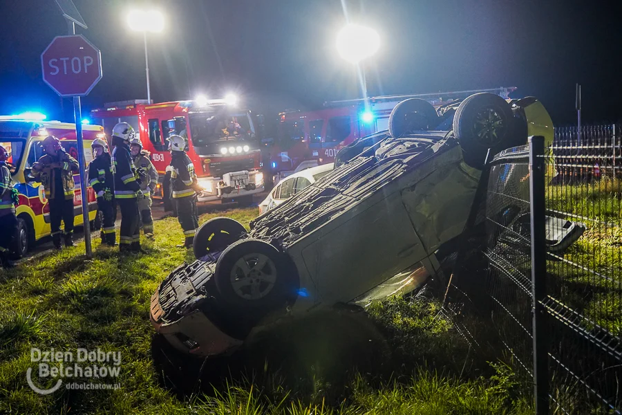 Dachowanie i roztrzaskane auta na skrzyżowaniu. Na miejscu straż, policja i karetki pogotowia [FOTO] - Zdjęcie główne