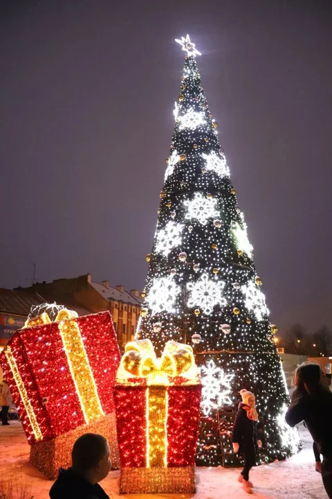 Tak świąteczne iluminacje i wigilia miejska wyglądały w minionym roku (2021)