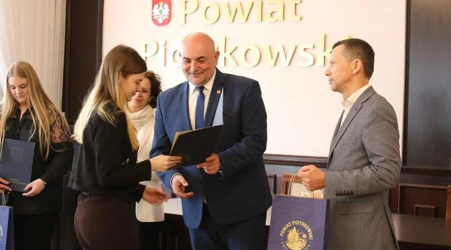 Stypendia Starosty Powiatu Piotrkowskiego dla najlepszych uczniów