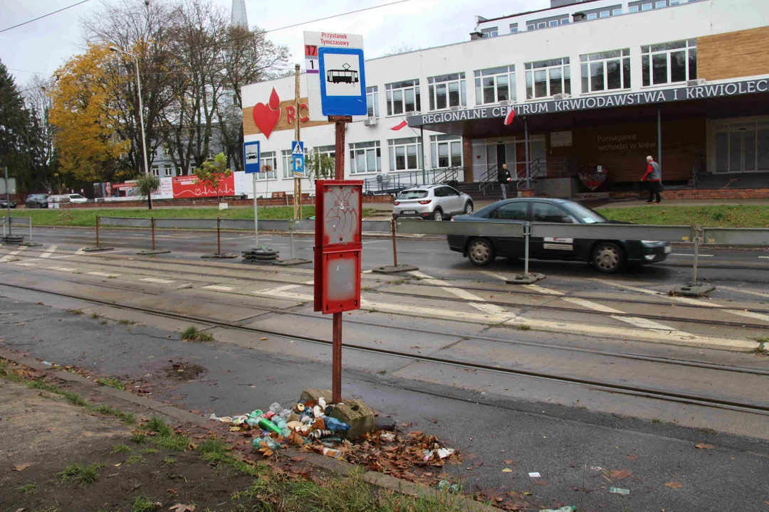 Brudny przystanek tramwajowy przy centrum krwiodawstwa w Łodzi