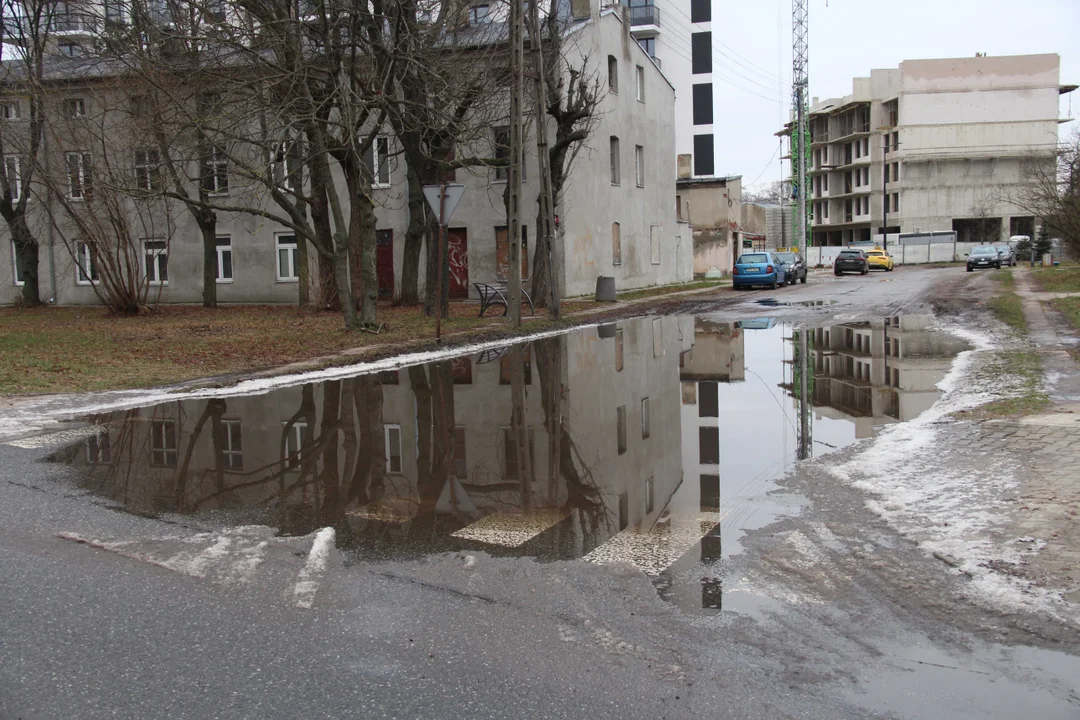 Zalana ulica Jęczmienna przy skrzyżowaniu z ul. Srebrzyńską w Łodzi