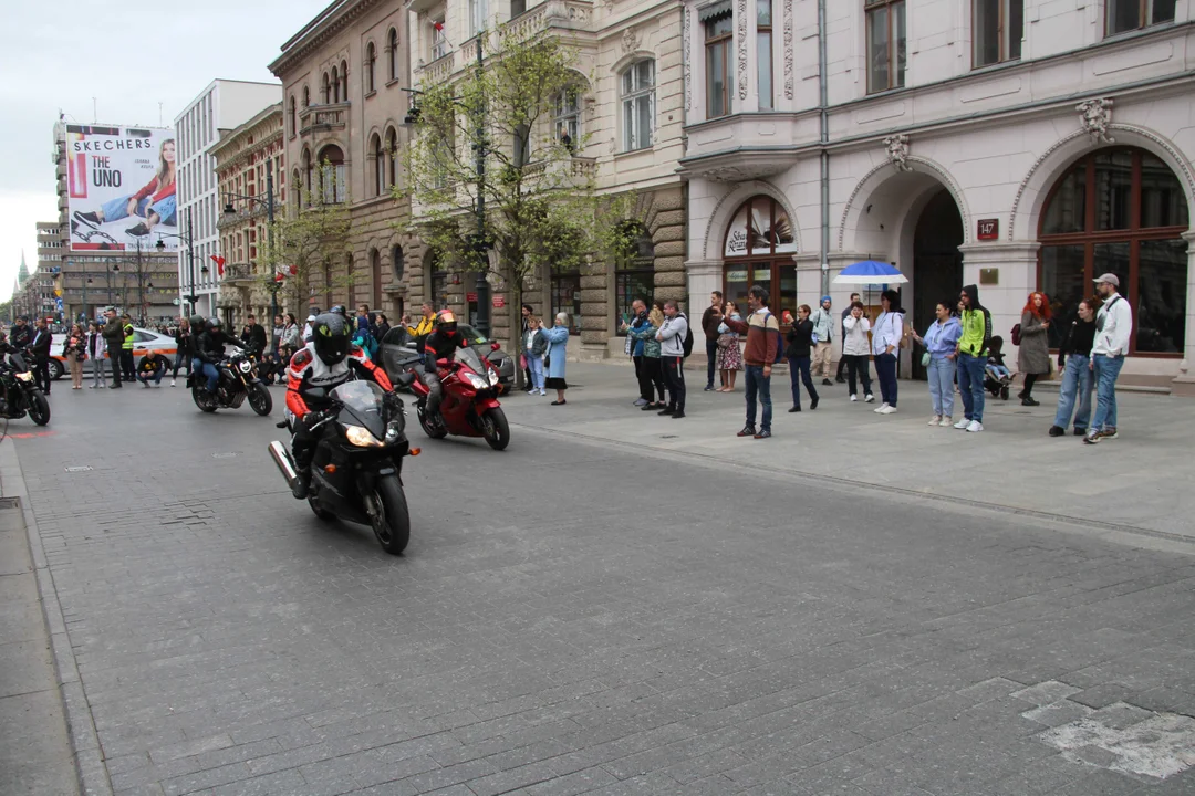 Wielka parada motocyklowa na ulicy Piotrkowskiej w Łodzi