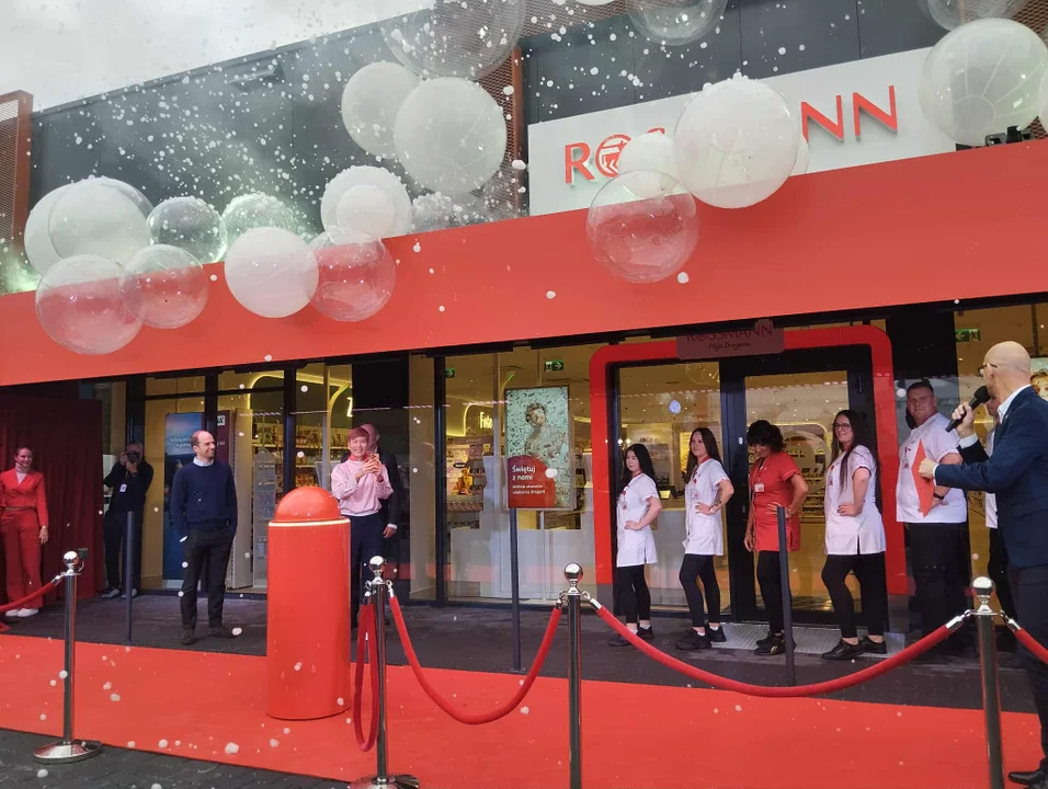 Rossmann nr 2000 otwarty w Łodzi. Przypomina luksusową łazienkę