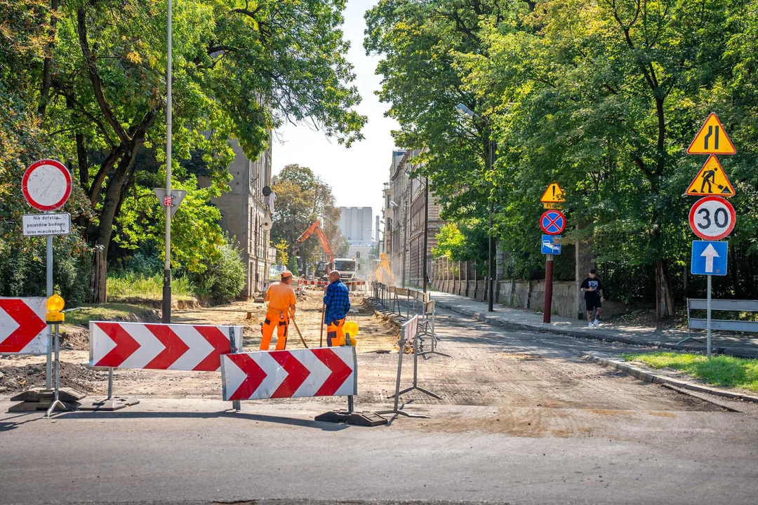 Remont ważnej ulicy łączącej Bałuty z placem Dąbrowskiego. Jak idą prace? Co udało się już wykonać? - Zdjęcie główne