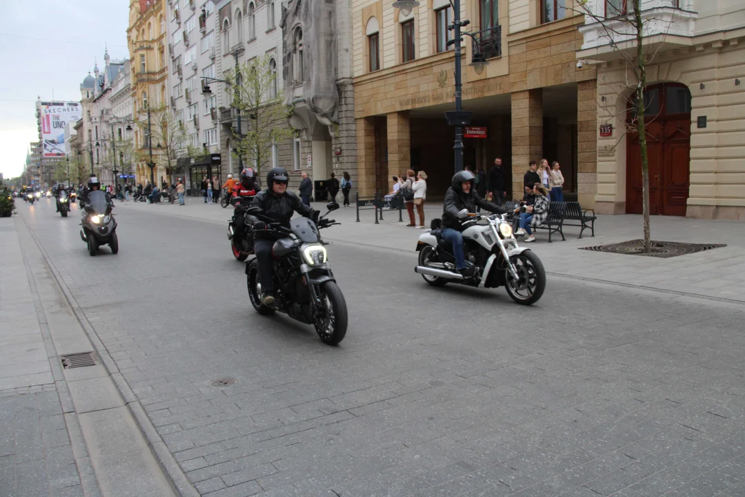 Wielka parada motocyklowa na ulicy Piotrkowskiej w Łodzi